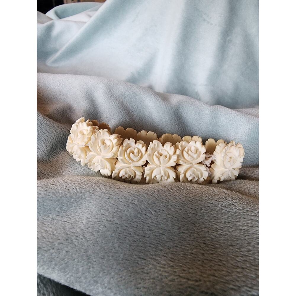 Vintage Carved Rose Bracelet Celluloid Ivory Color Stretch Floral Mid Century - Picture 3 of 5